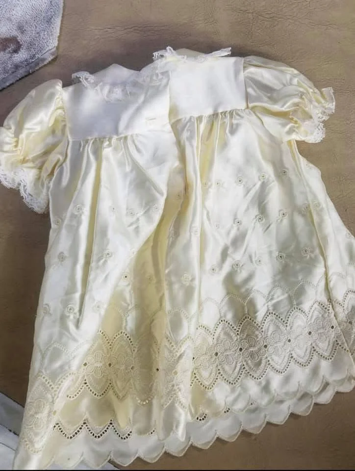 Short-sleeve lace dress, before cleaning